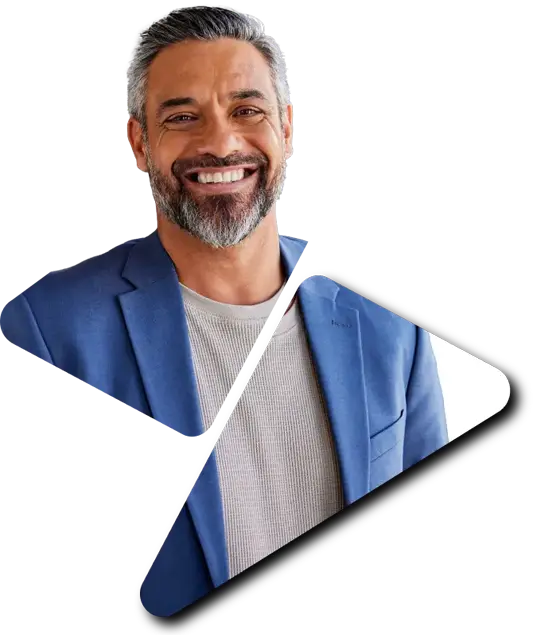 homem de terno sorrindo